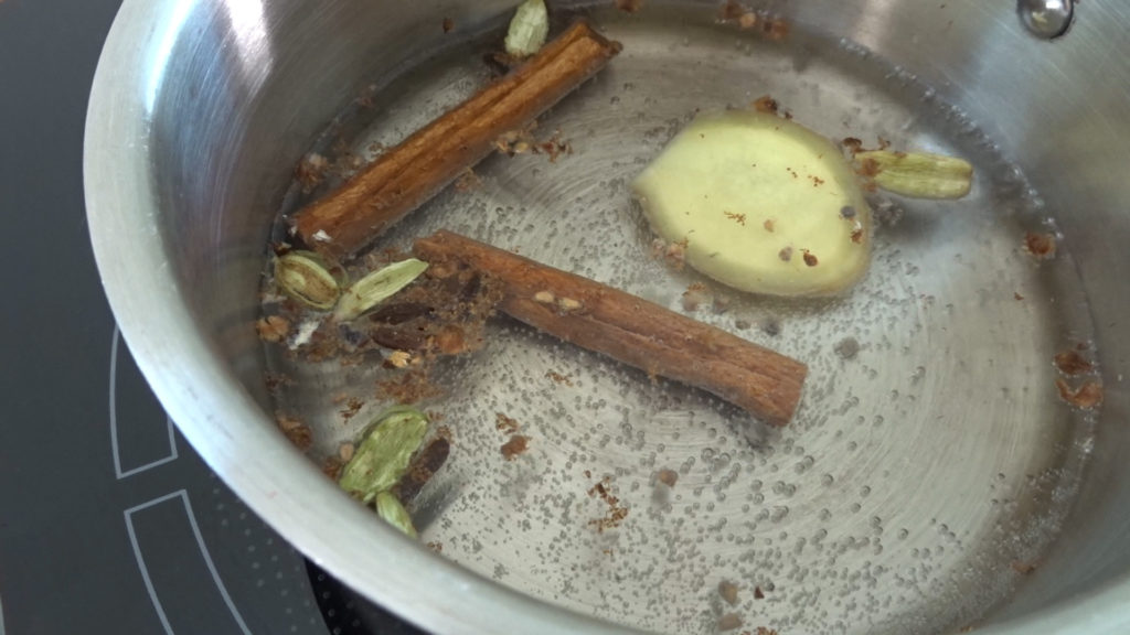お鍋にお水と潰したスパイス・シナモンスティック・生姜を入れます。