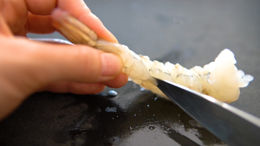 コストコのKirkland Signature 冷凍 生むきエビ（尾付き）21-25per poundで海老の春巻き