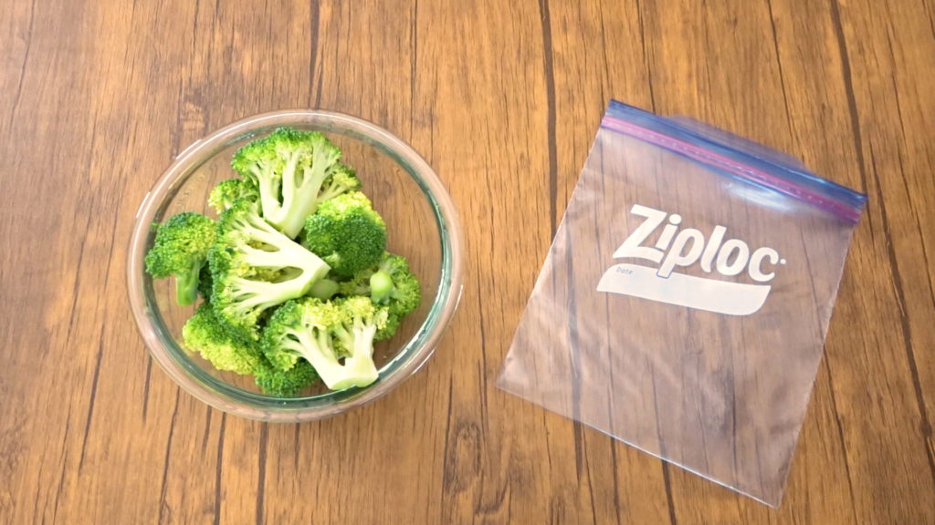 ジップロックフリーザーバッグでカット済みの野菜を保管