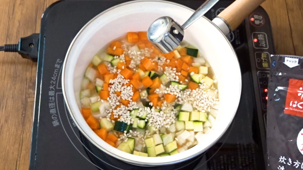 コストコの鶏肉水煮缶（チキンブレスト）で野菜スープ