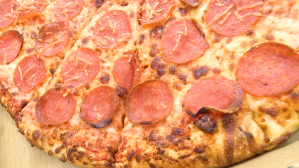 コストコフードコートのホールピザは焼きたてをすぐに食べられるのでホームパーティーなどにもぴったり Tasty Time