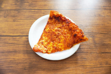 コストコフードコートのチーズピザは少し飽きるけど香ばしいチーズの味が楽しめるシンプルピザ