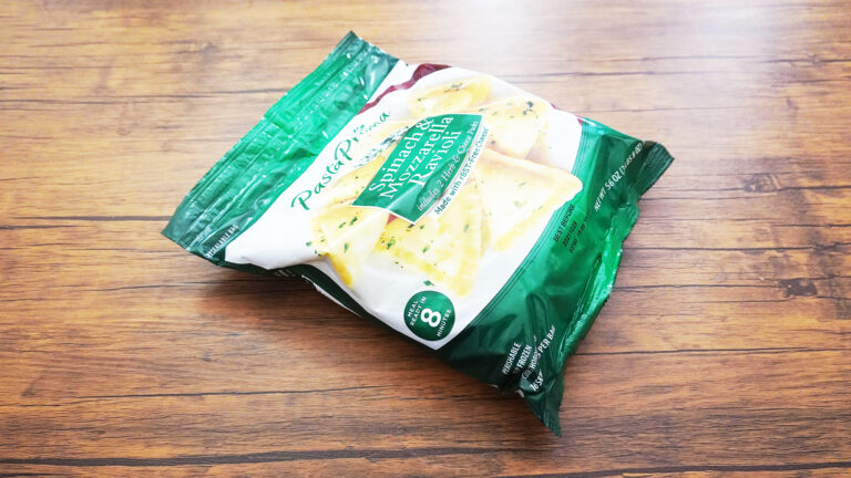 コストコのPASTA PRIMA ほうれん草とモッツァレラチーズのラビオリ チーズ＆ハーブミックス付（冷凍）
