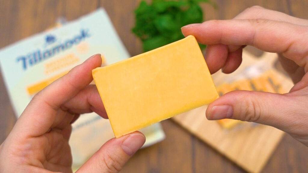 コストコのTillamook ミディアムチェダーチーズ
