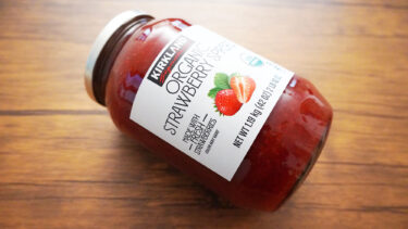 コストコのオーガニックストロベリースプレッドは糖度65%以下の苺の酸味と香りが楽しめるジャム！