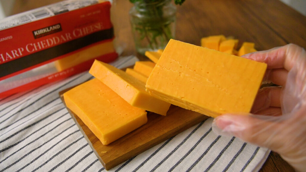 コストコのシャープチェダーチーズは好きな大きさで楽しめるのが魅力なブロックタイプ！│TASTY TIME