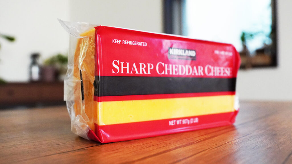 コストコのKirkland Signature シャープチェダーチーズ