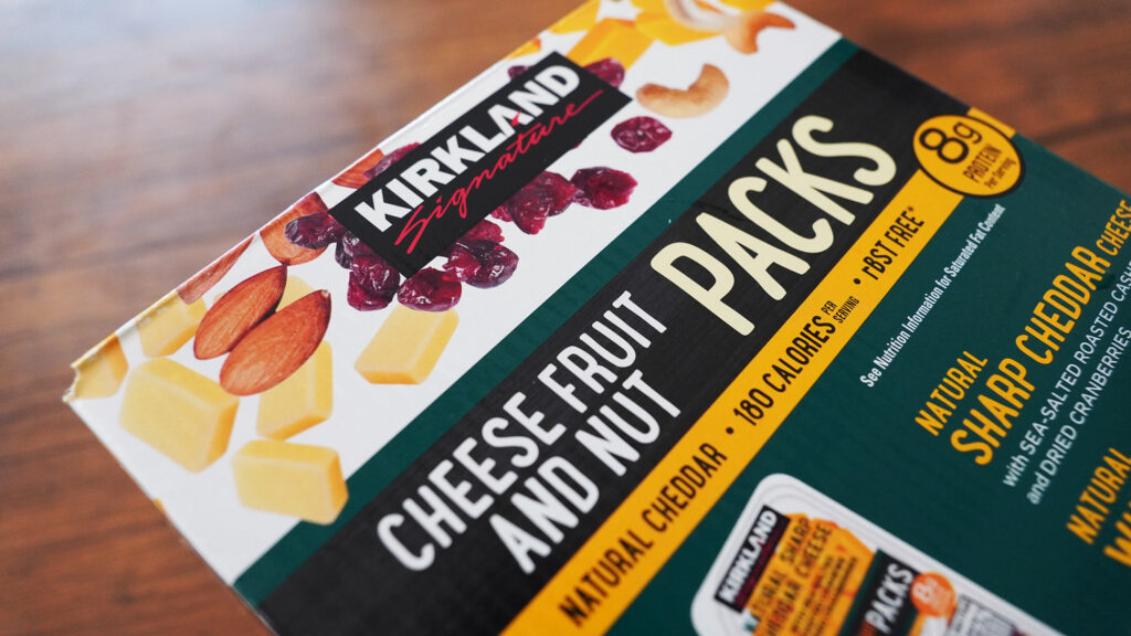 コストコのKirkland Signature チーズ フルーツ＆ナッツパック